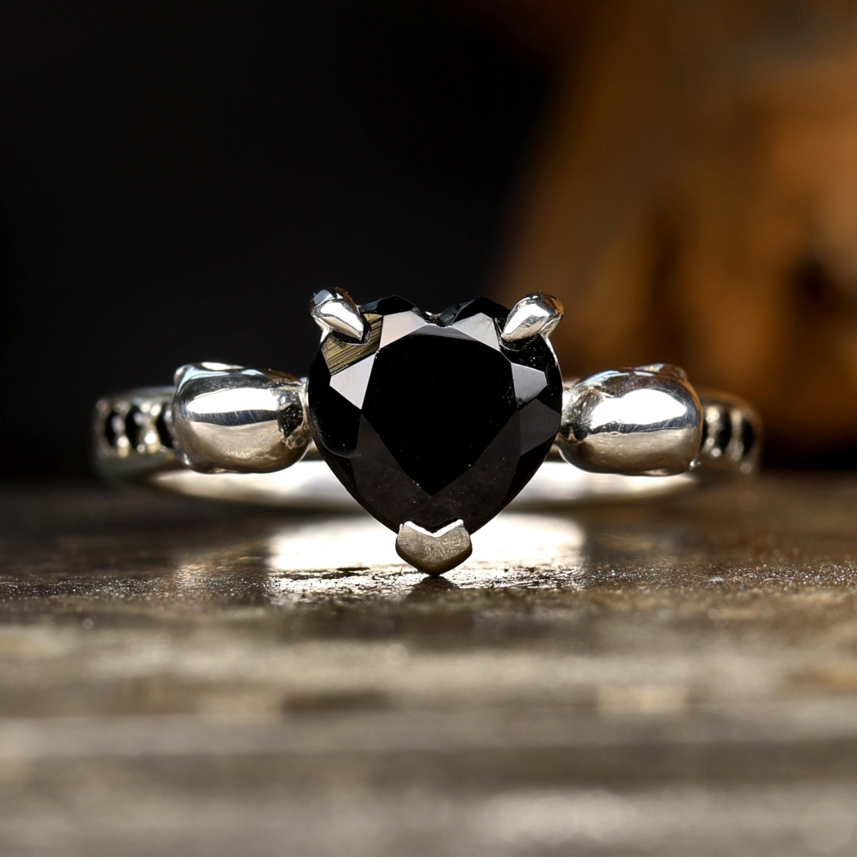アスティエ　クリスマスオーナメント　ENGAGEMENT RING BLACK Heart Black Spinel Engagement ring - Gothic Silver Skull