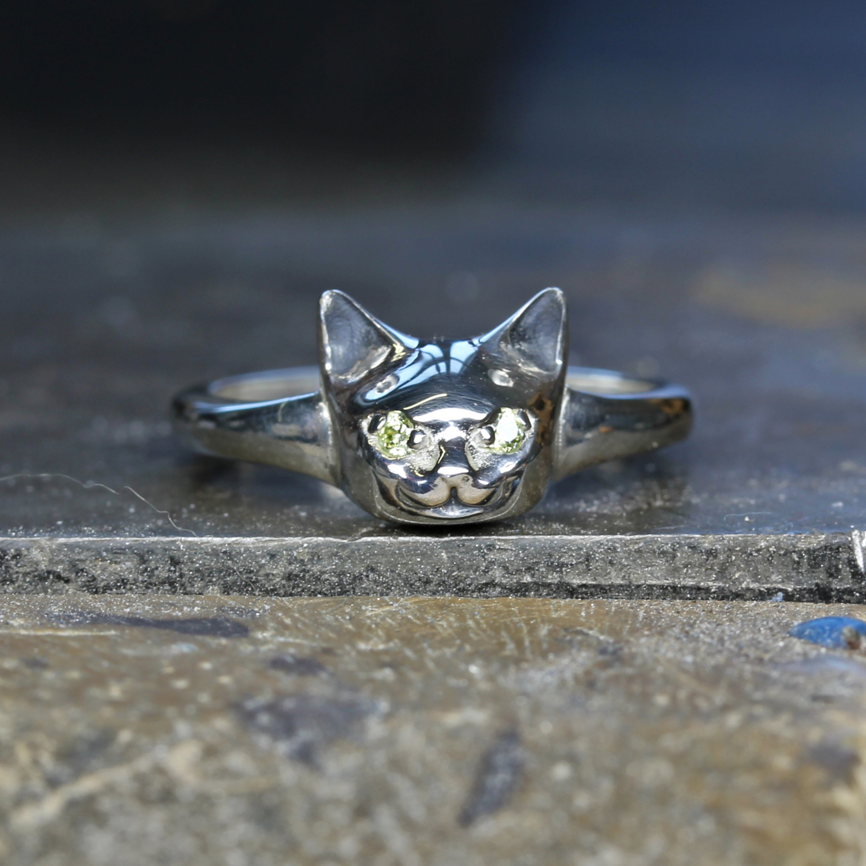 Silver Cat Ring with Peridot Eyes